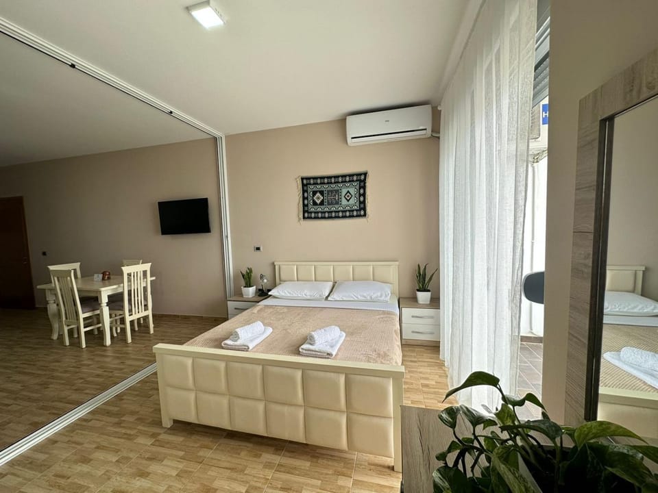 Bed, TV and multimedia, Living room, Photo of the whole room, Seating area, Bedroom, towels, air conditioner