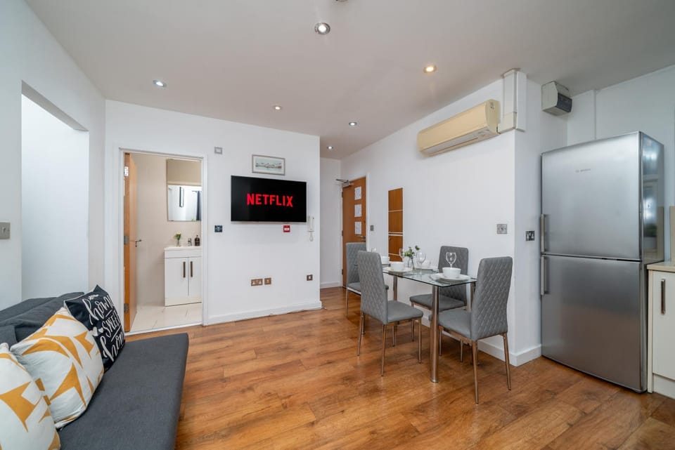 TV and multimedia, Living room, Seating area, Dining area