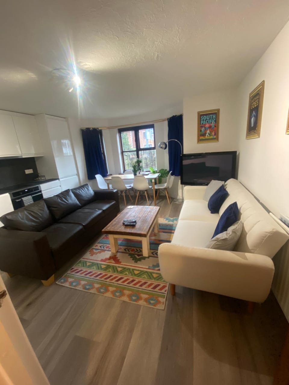 Kitchen or kitchenette, Living room, Seating area, Dining area