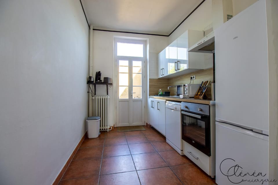 Coffee/tea facilities, dishwasher, microwave, oven, toaster, kitchen