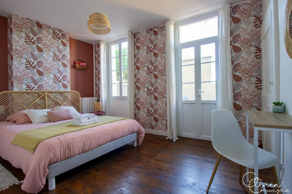 Bed, Bedroom, towels