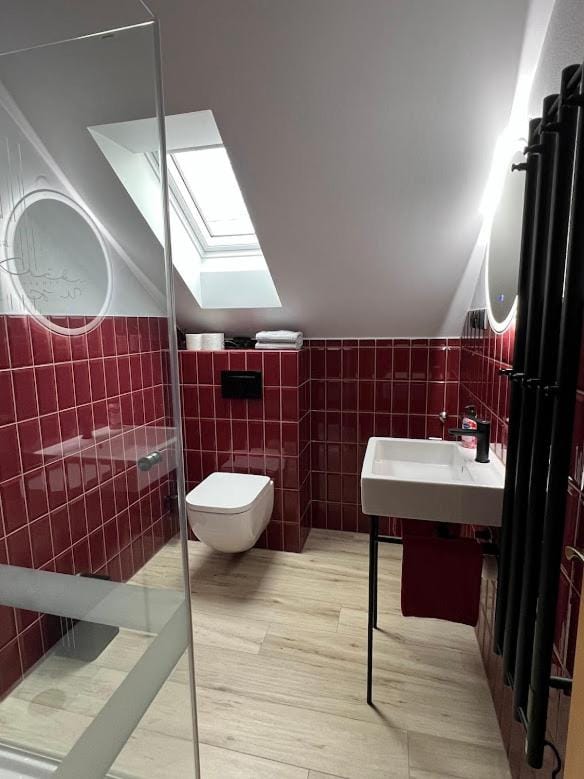 Shower, Toilet, Bathroom, towels
