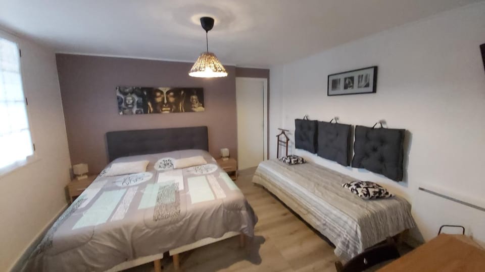 Photo of the whole room, Bedroom