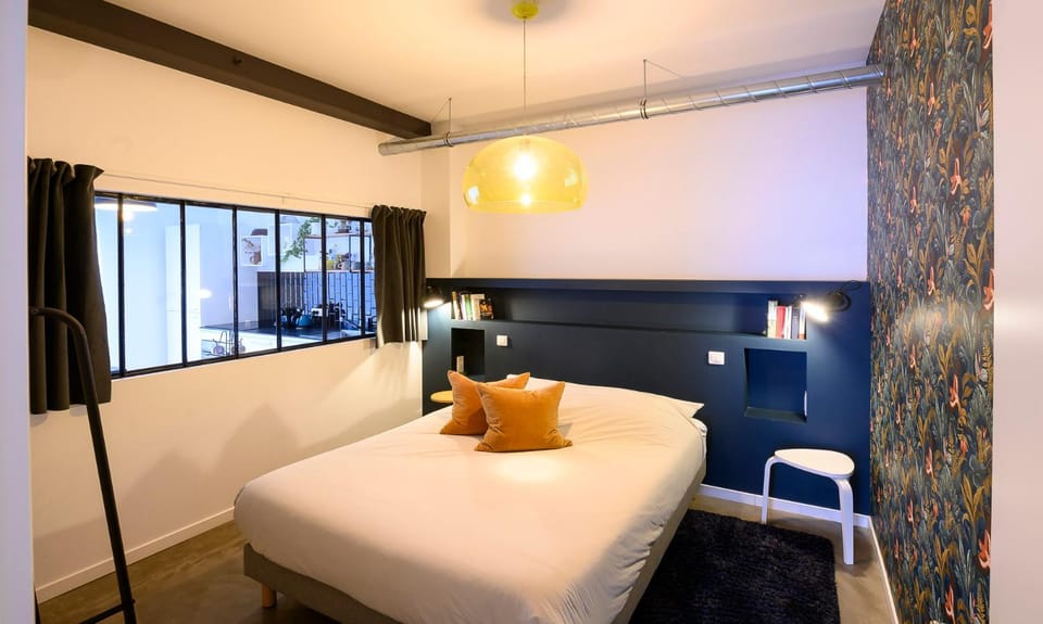 Photo of the whole room, Bedroom