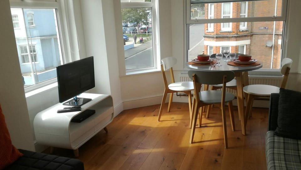 Communal lounge/ TV room, TV and multimedia, Living room, Dining area