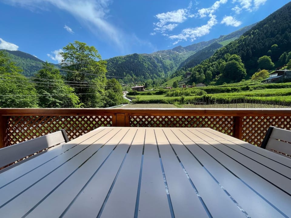 Balcony/Terrace, Mountain view