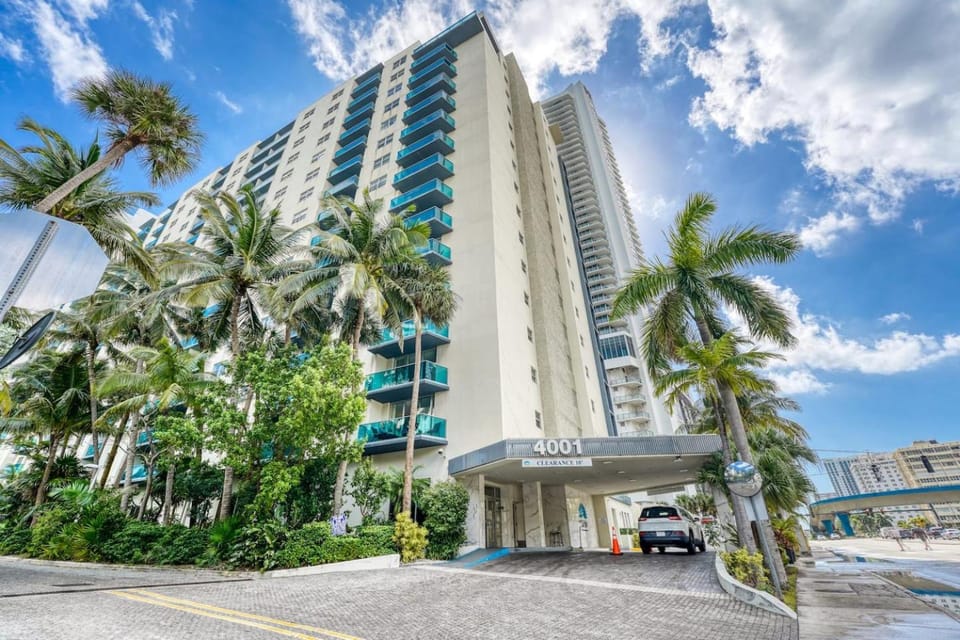 Great apartment in Hollywood with side ocean view! Direct access to the beach! 14th floor Apartment in Hollywood Beach