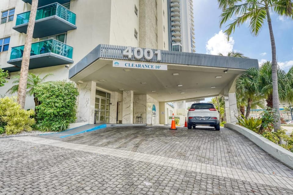 Great apartment in Hollywood with side ocean view! Direct access to the beach! 14th floor Apartment in Hollywood Beach