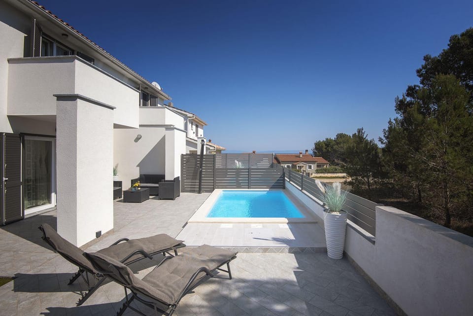 500 Meter zum Strand mit Privatpool, Meerblick, WLAN House in Medulin