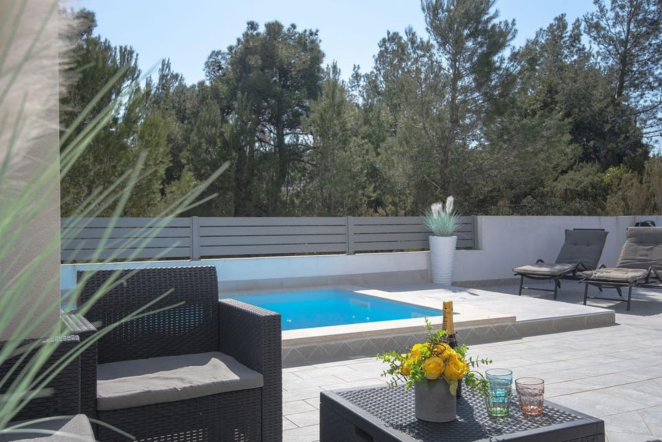 500 Meter zum Strand mit Privatpool, Meerblick, WLAN House in Medulin