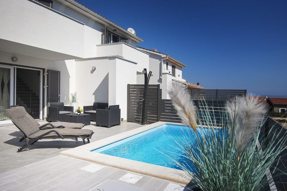 500 Meter zum Strand mit Privatpool, Meerblick, WLAN House in Medulin