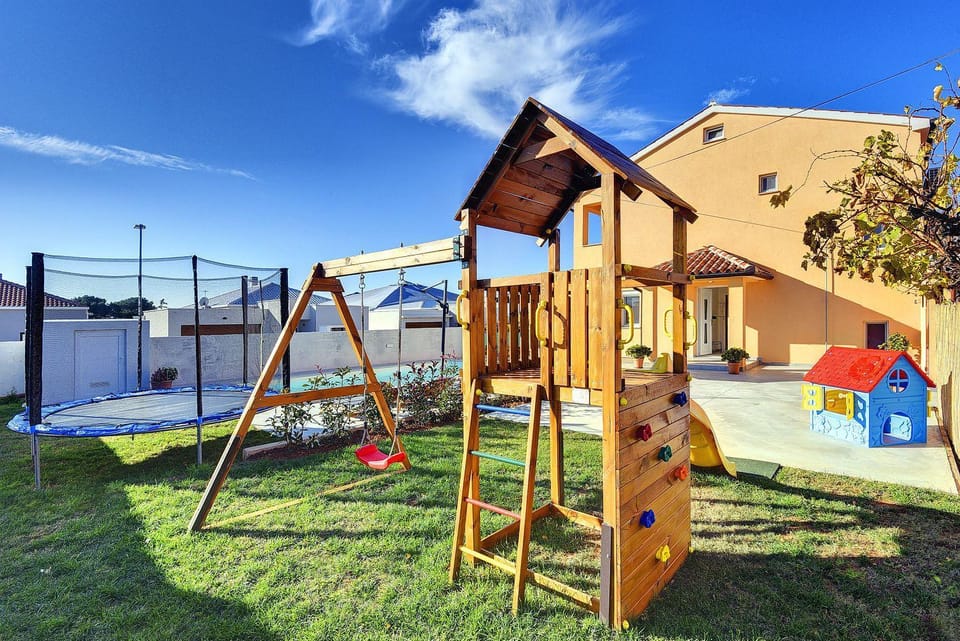 Villa mit privatem Pool, Spielplatz, WLAN, Klima, BBQ House in Pula