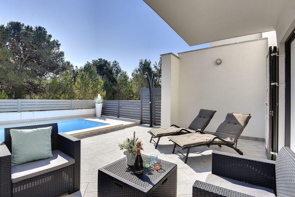 500 Meter zum Strand mit Privatpool, Meerblick, Klima, WLAN House in Medulin
