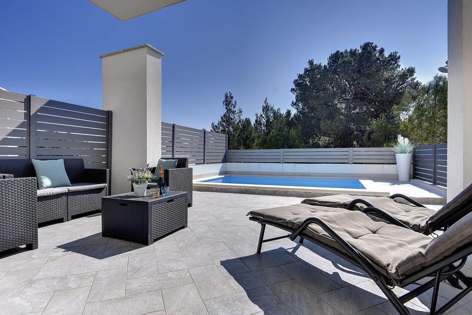 500 Meter zum Strand mit Privatpool, Meerblick, Klima, WLAN House in Medulin