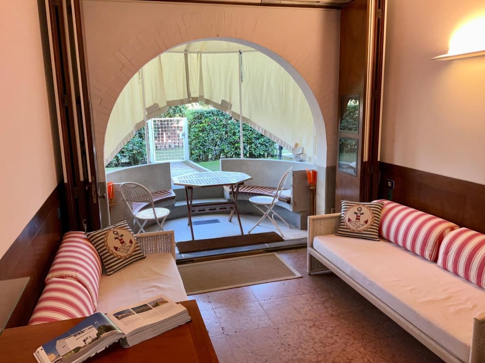 Patio, Living room