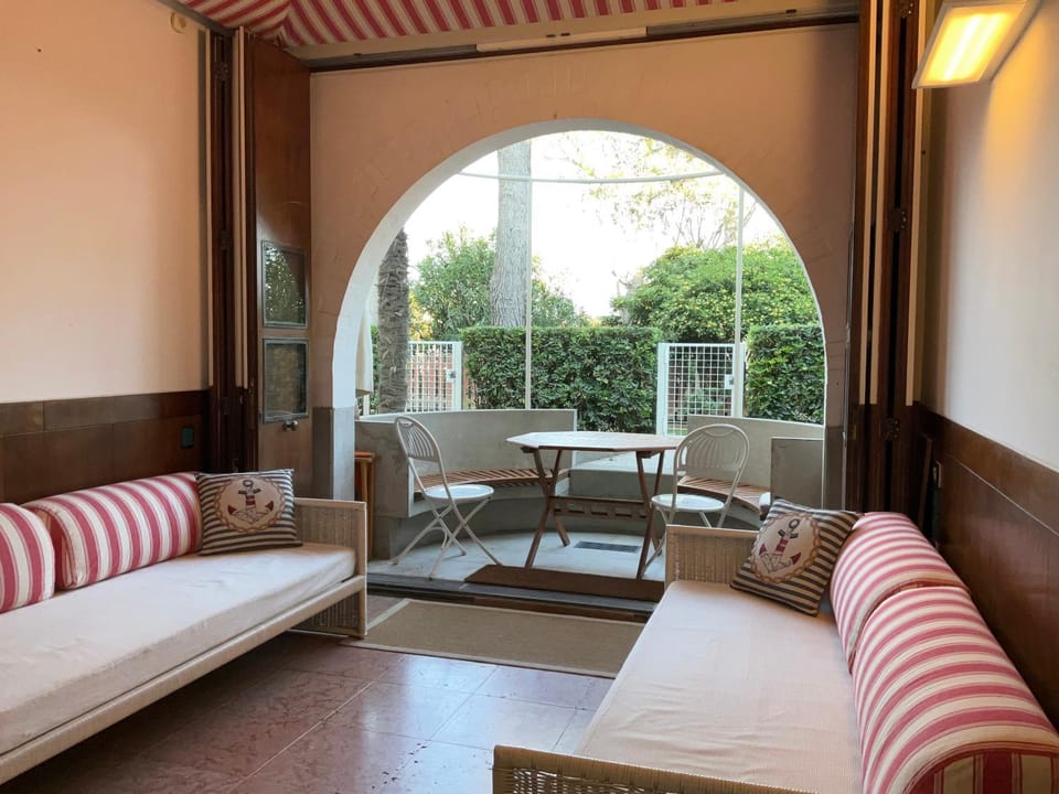 Patio, Living room