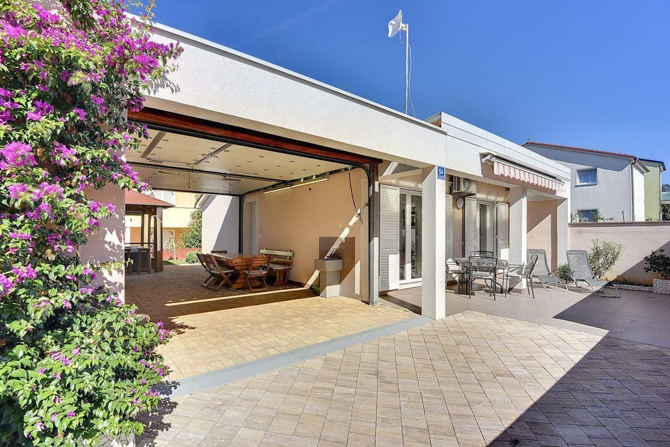 Nur 150 Meter vom Strand mit Whirlpool House in Premantura