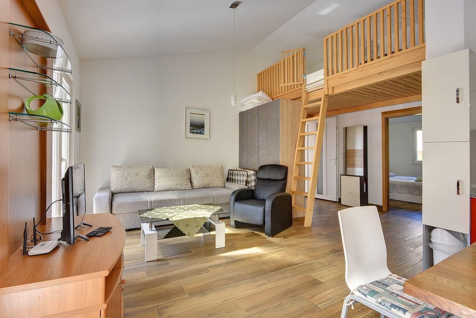 Nur 150 Meter vom Strand mit Whirlpool House in Premantura