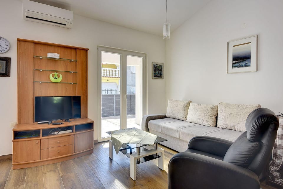 Nur 150 Meter vom Strand mit Whirlpool House in Premantura