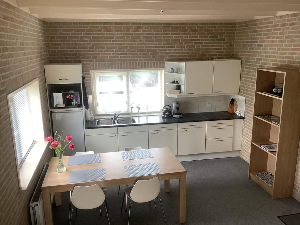 Coffee/tea facilities, Kitchen or kitchenette, Dining area, stove