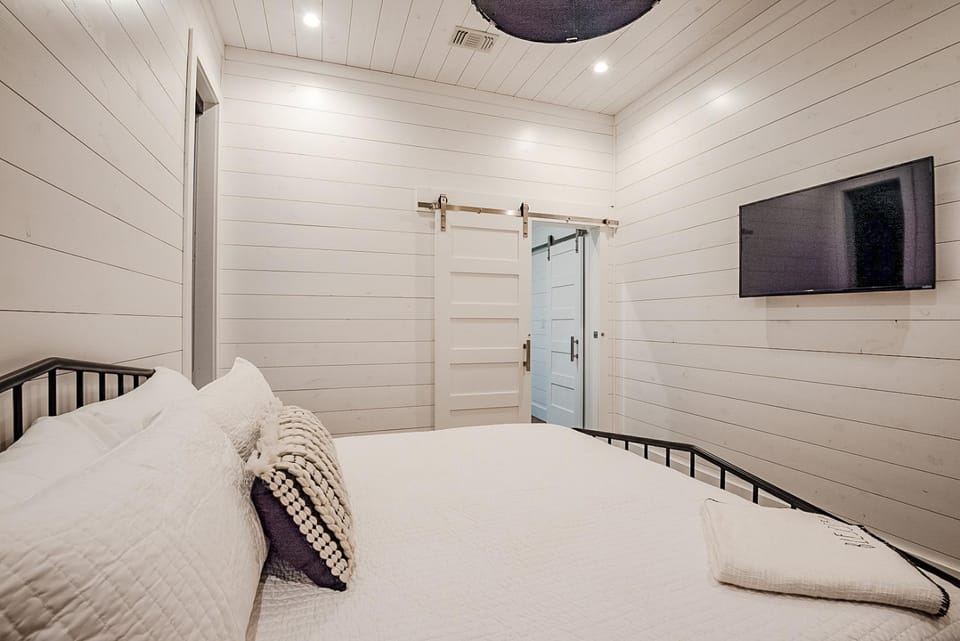 Bed, TV and multimedia, Bedroom