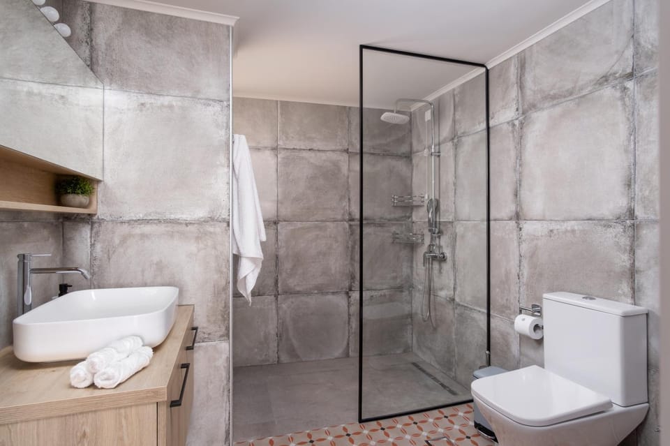 Shower, Toilet, Bathroom, microwave, washing machine, washing machine