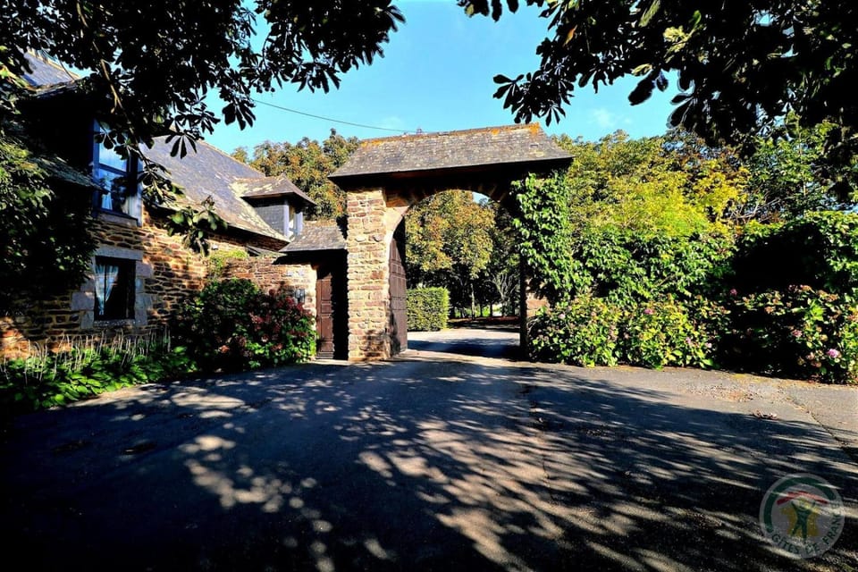 Manoir de la droulinais Bed and Breakfast in Bruz