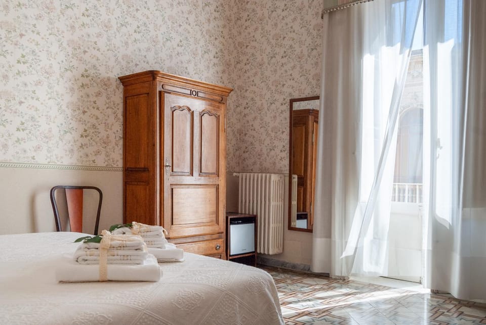 Bed, Balcony/Terrace, Photo of the whole room, Bedroom, heating, minibar, towels, wardrobe