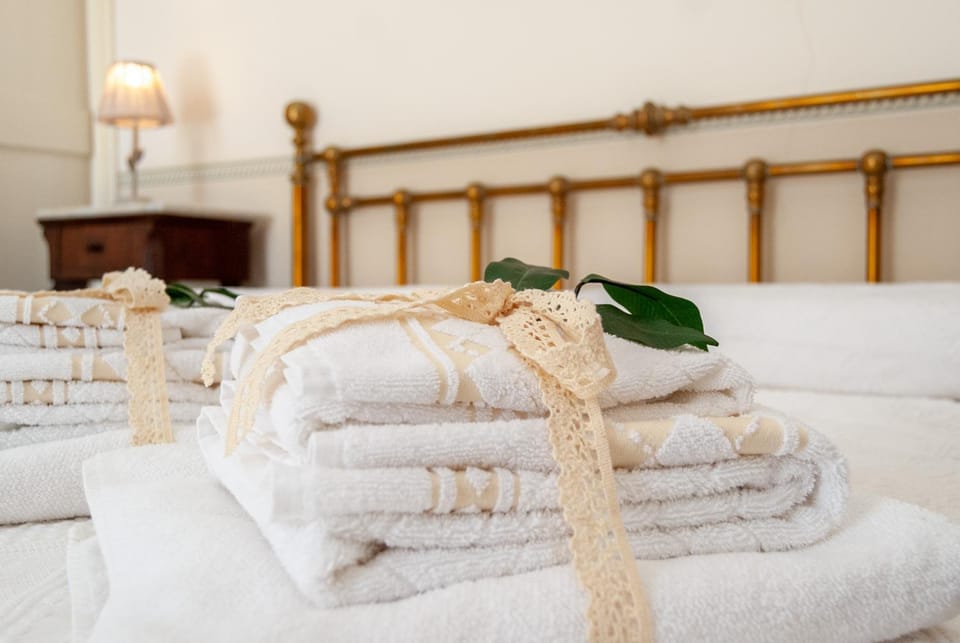 Bed, Bedroom, towels
