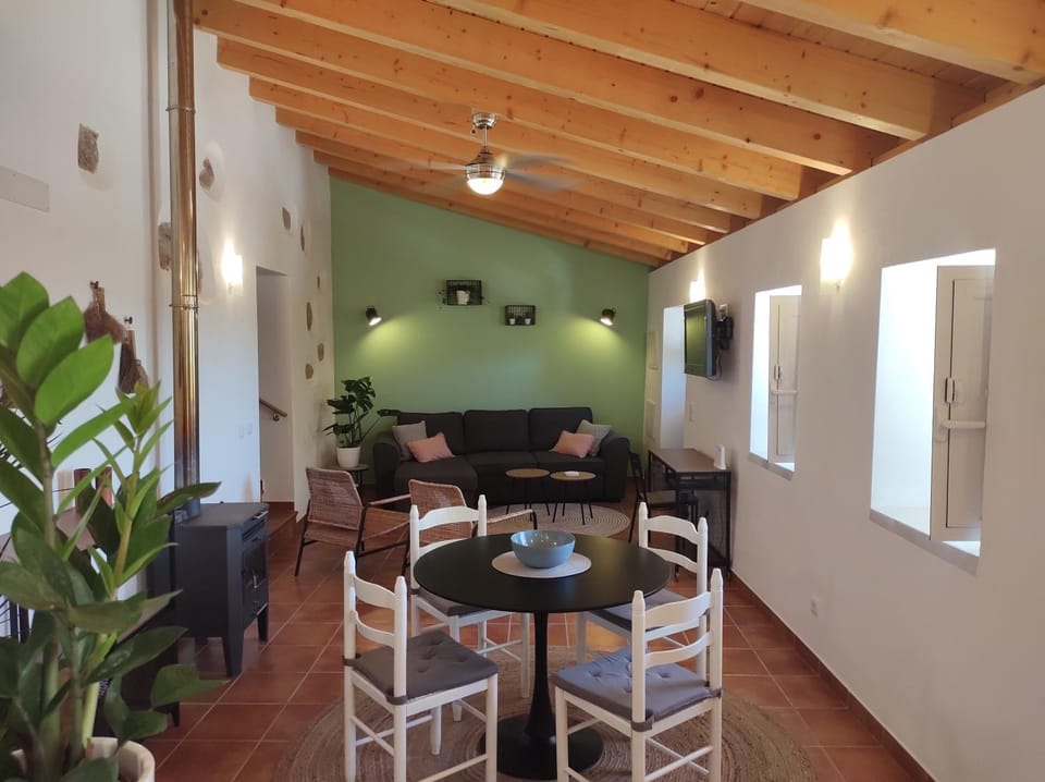 Living room, Seating area, Dining area, internet, internet