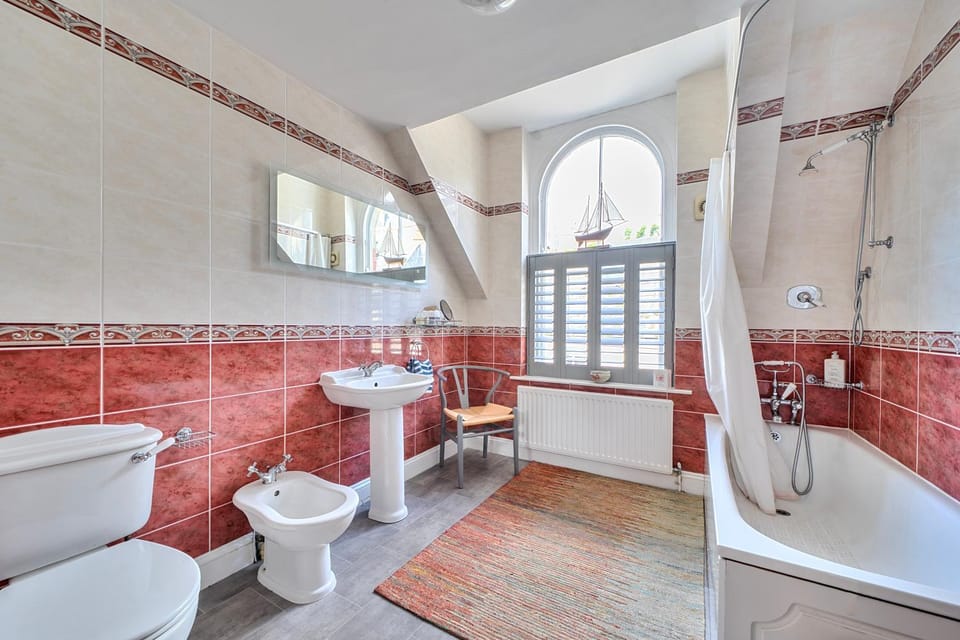Newly Refurbished 2nd Floor Apartment Lil Nauti Apartment in Fowey