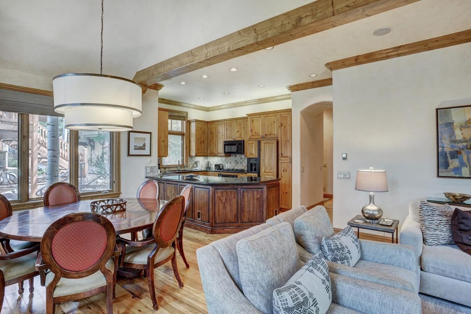 4BR Plus Den Platinum Townhome, Walk to lift townhouse House in Edwards