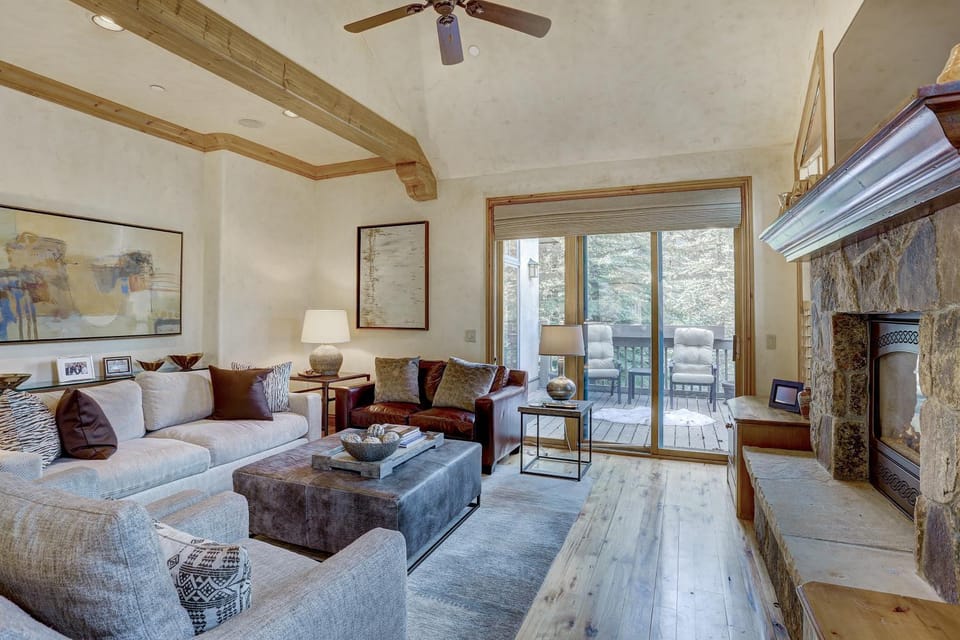 4BR Plus Den Platinum Townhome, Walk to lift townhouse House in Edwards