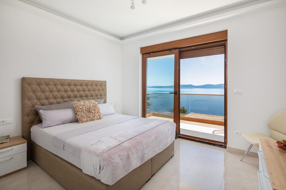 Photo of the whole room, Sea view