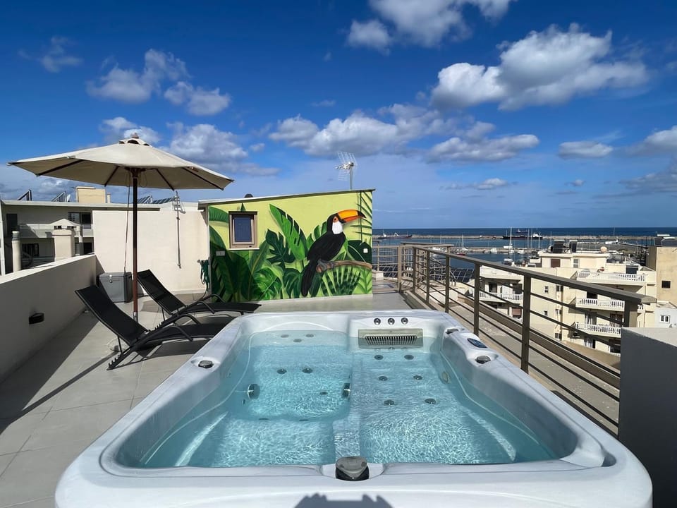 Hot Tub, City view, Sea view