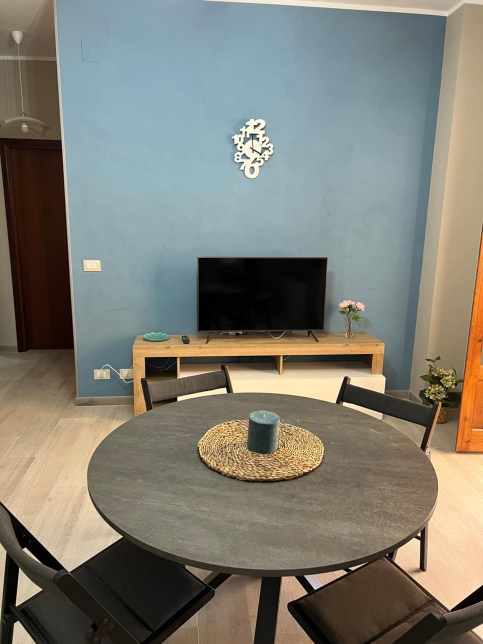 Communal lounge/ TV room, TV and multimedia, Living room, Seating area, Dining area, Evening entertainment
