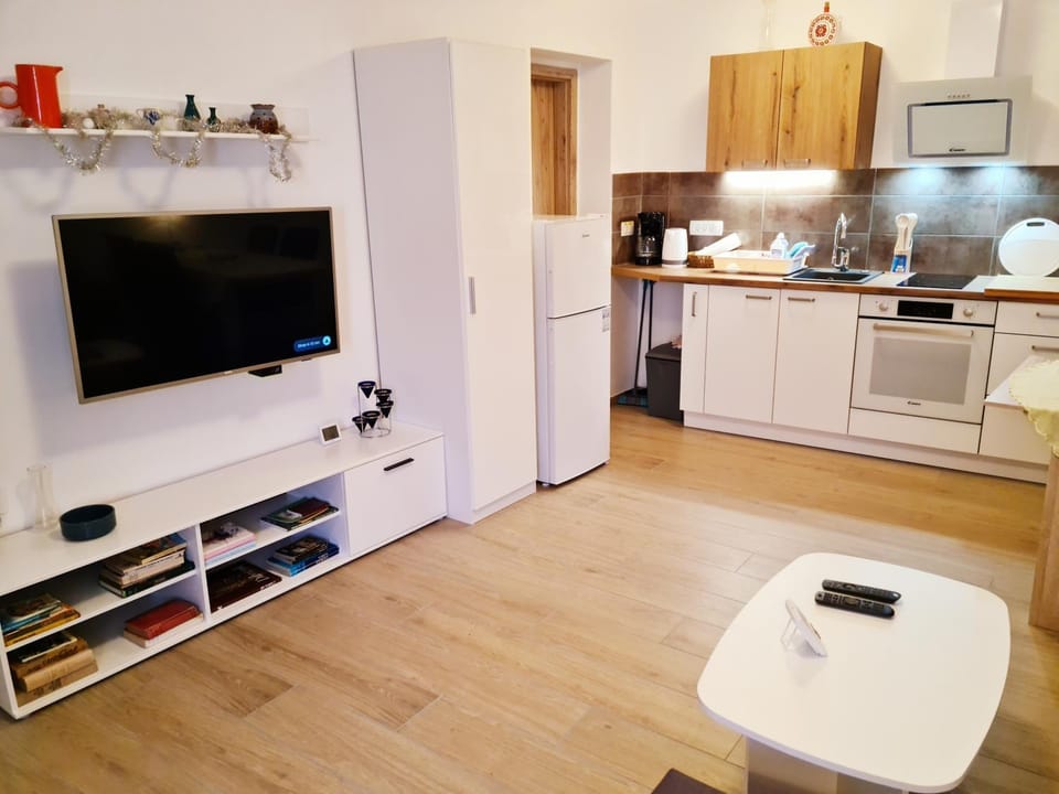 Communal lounge/ TV room, TV and multimedia, Kitchen or kitchenette