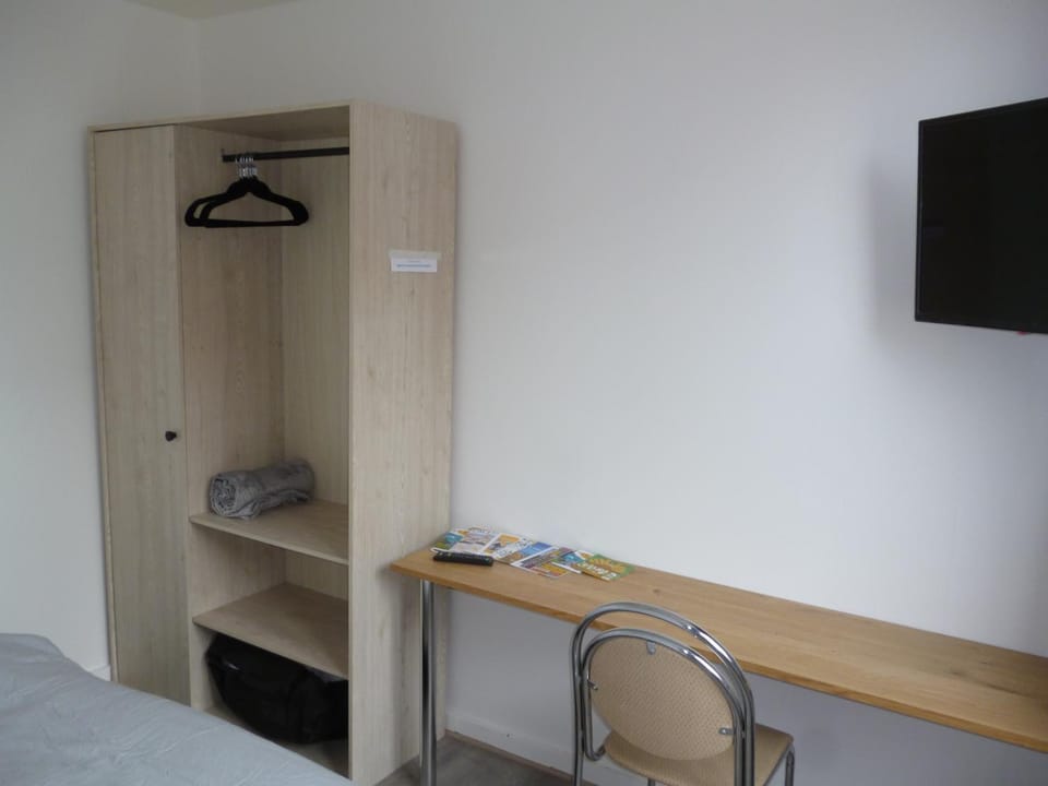 Bed, TV and multimedia, Photo of the whole room, Seating area, Bedroom, hair dresser, wardrobe