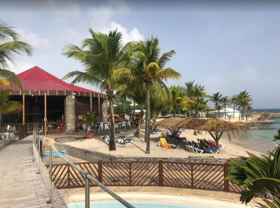 Restaurant/places to eat, Beach