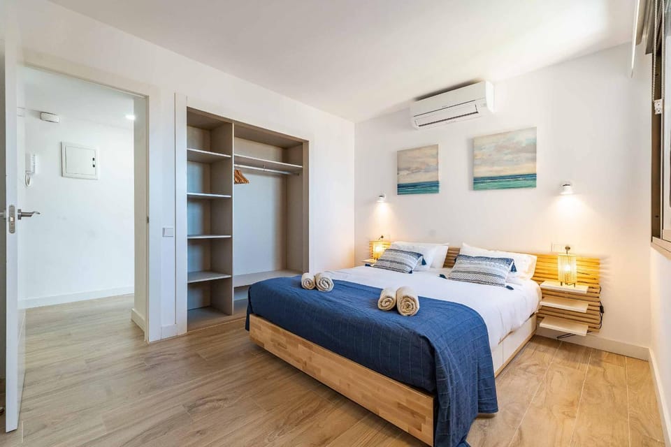 Photo of the whole room, air conditioner