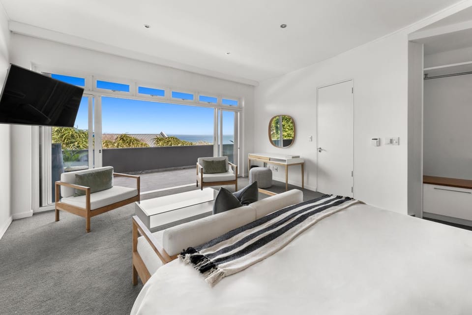 Bed, TV and multimedia, Seating area, Bedroom