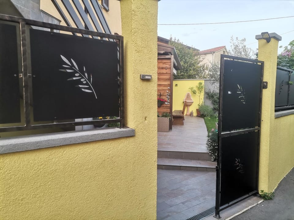Facade/entrance