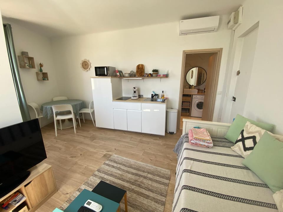 Studio le Monroe les pieds dans l'eau 10 m de la mer Apartment in La Seyne-sur-Mer