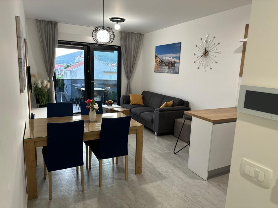 Kitchen or kitchenette, Living room, Seating area, Dining area