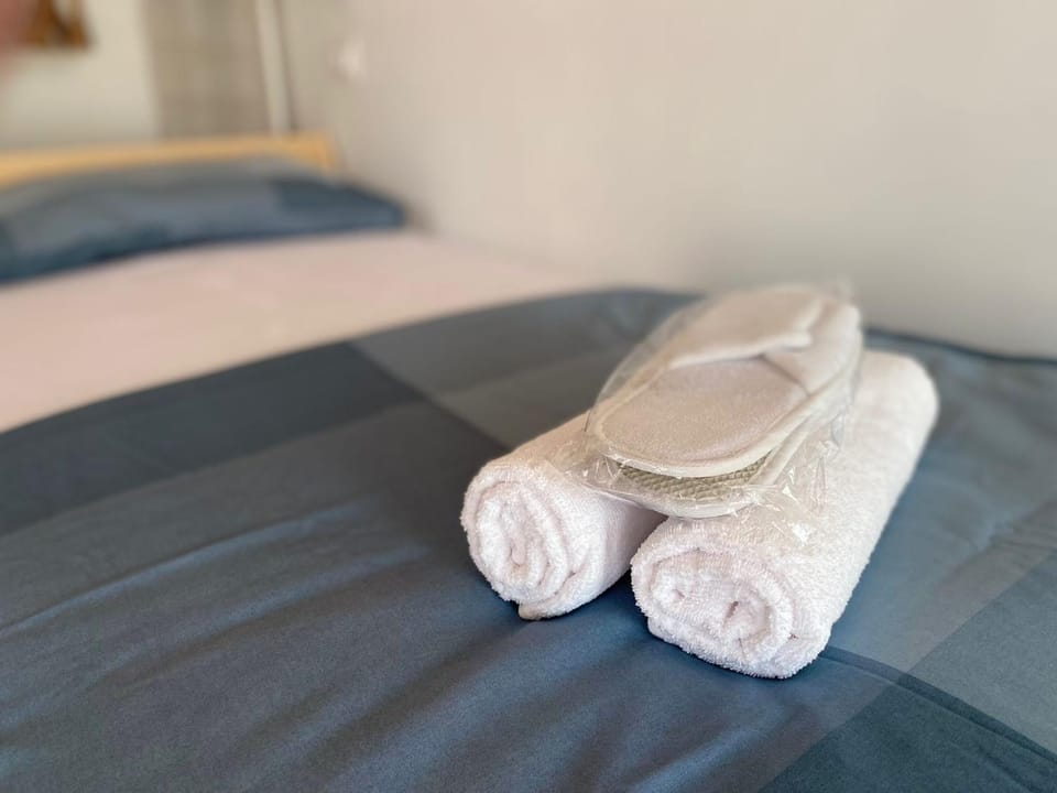 Bed, Bedroom, towels