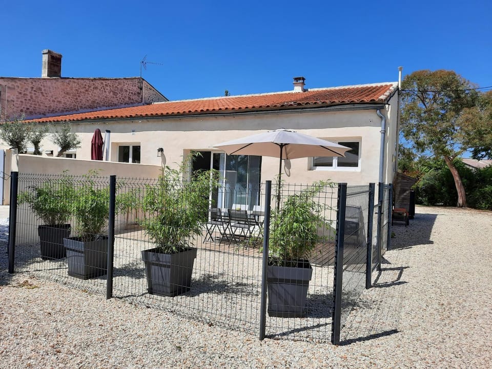 Property building, Patio, Garden, Balcony/Terrace, Parking