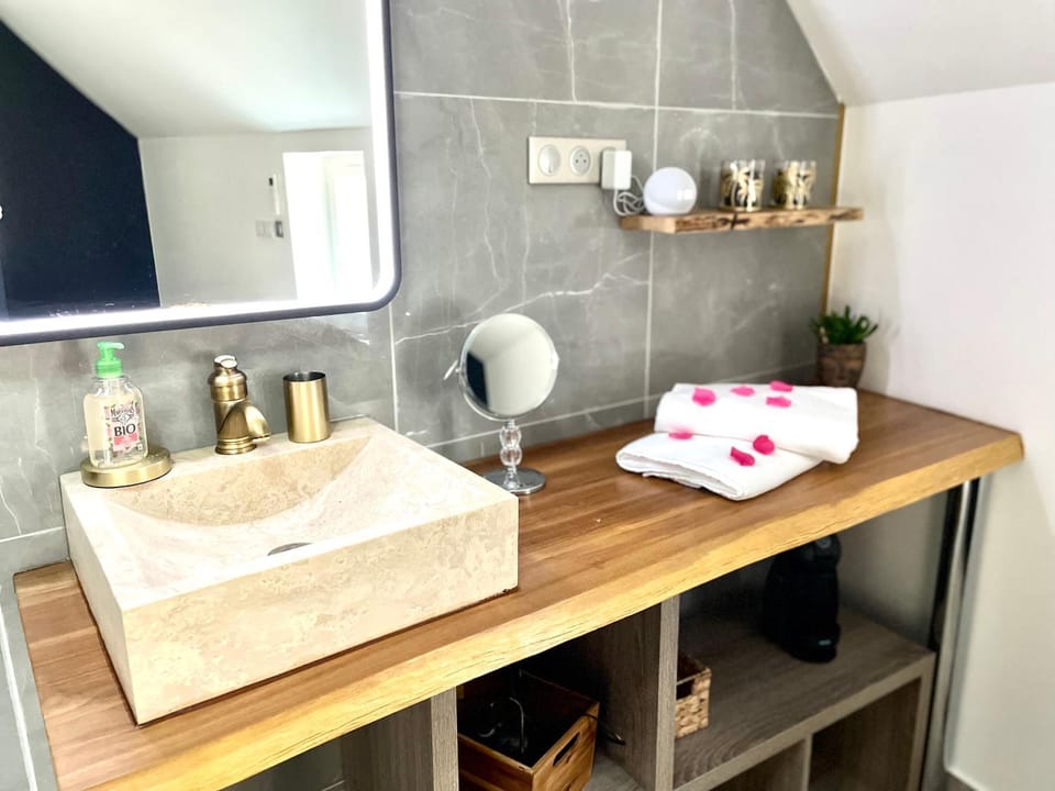 Bathroom, Bedroom, towels