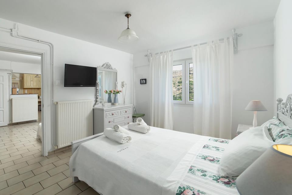 Bed, TV and multimedia, View (from property/room), Photo of the whole room, Bedroom, Mountain view