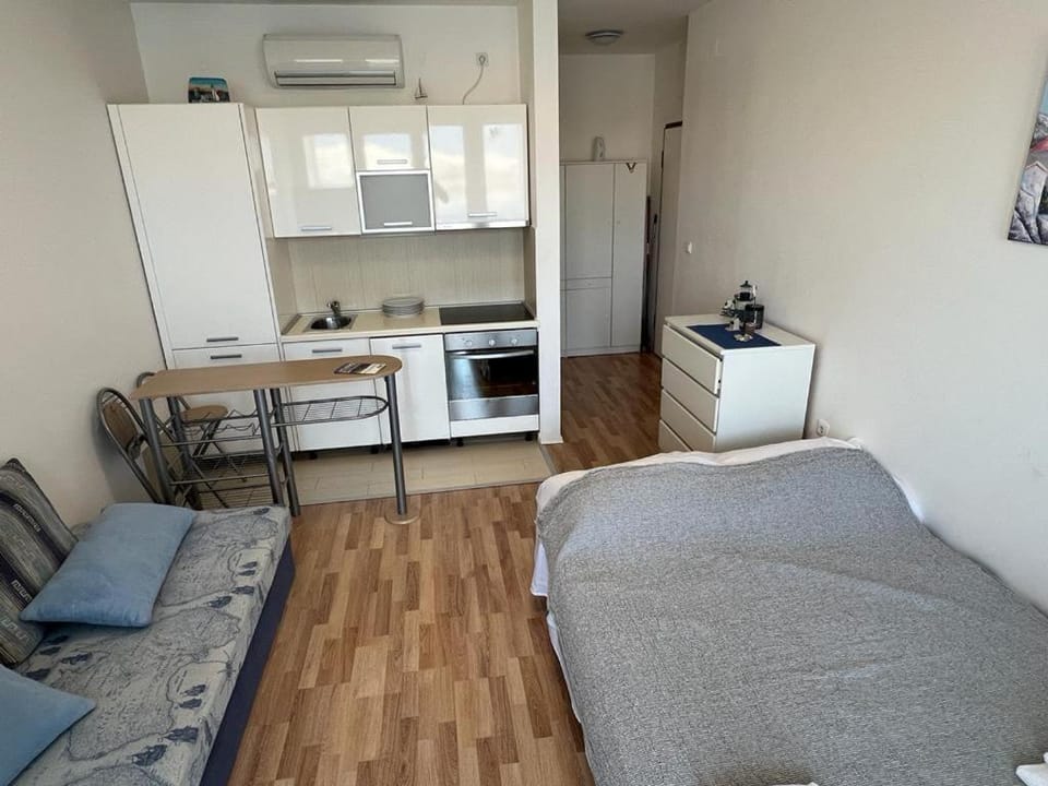 Bed, Living room, Bedroom, stove, kitchen, air conditioner