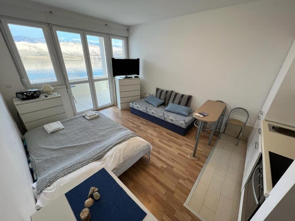 Bed, TV and multimedia, Living room, Seating area, Bedroom